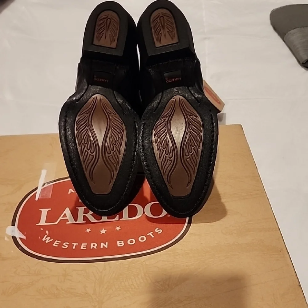 Laredo Black Heeled Western Boots NEW IN BOX. (WIDE WIDTH). - Picture 4 of 9